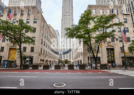 New York, Stati Uniti d'America - Luglio 04, 2018: Vista della Quinta Avenue, noto anche come Millionaire Row, è uno del mondo più costose le strade. Foto Stock