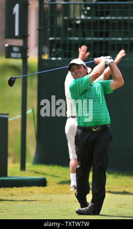 Francesco Molinari guarda il suo drive off il primo tee durante il secondo round del Campionato giocatori venerdì 13 maggio 2011 sul corso dello stadio a TPC Sawgrass a Ponte Vedra Beach, Florida. UPI foto/Rick Wilson Foto Stock