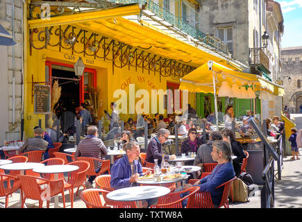 Arles, Francia: i visitatori della città di mangiare e di bere al Cafe La Nuit, reso famoso da Vincent Van Gogh dipinto 'Cafe Terrazza di Notte' Foto Stock