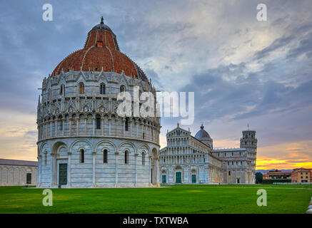 Il battistero in primo piano, il Duomo e la torre pendente in background, Pisa, Italia Foto Stock