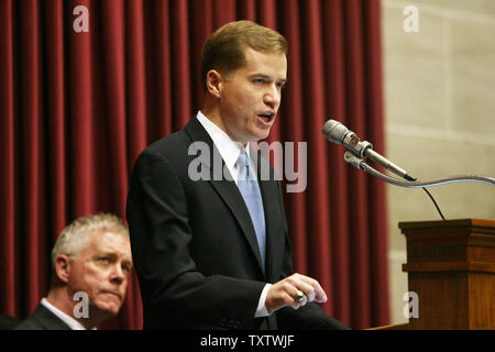 Il Governatore del Missouri Matt Blunt offre il suo stato di stato intervento al legislatore Missouri come Lt. Gov. Peter Kinder ascolta, lo State Capitol Building nella Città di Jefferson, Missouri on gennaio 24, 2007. (UPI foto/Bill Greenblatt) Foto Stock