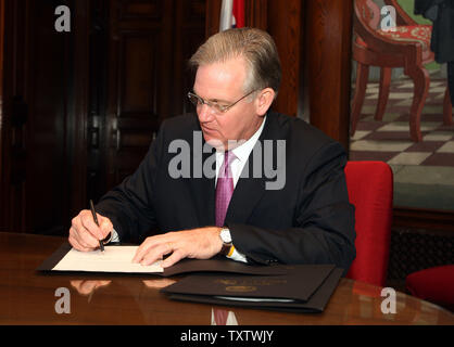 Per la sua prima giornata in ufficio, Missouri governatore Jay Nixon segni tre ordini esecutivi per aiutare a rivitalizzare lo stato dell'economia presso il suo ufficio in Città di Jefferson, Missouri il 13 gennaio 2009. Nixon ha preso il giuramento di Office per diventare lo stato il cinquantacinquesimo governatore del 12 gennaio. (UPI foto/Bill Greenblatt) Foto Stock