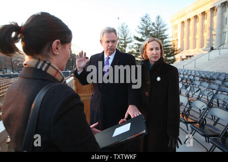 Missouri governatore eletto Jay Nixon pratiche la prestazione del giuramento con i membri del personale come moglie Georganne (R) sorge nei pressi sui gradini del Missouri Capitol Building il 11 gennaio, 2009. Nixon diventerà Missouri's 55th governatore quando egli prende il giuramento alle ore 12:00 del 12 gennaio 2009. Nixon riuscirà Matt Blunt. (UPI foto/Bill Greenblatt) Foto Stock