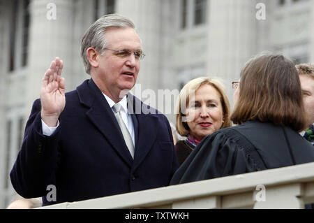 Jay Nixon prende il giuramento di diventare Missouri's 55th governatore dello Stato del Missouri come moglie Georgeann sorge nei pressi sui gradini del Missouri Capitol Building in Jefferson City il 12 gennaio 2009. (UPI foto/Bill Greenblatt) Foto Stock