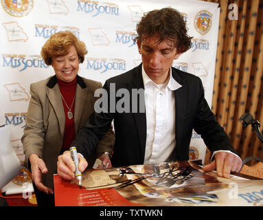 Medaglia d'oro alle Olimpiadi ciclista Tyler Hamilton autografi un poster per Jeannie Roberts a seguito di una conferenza stampa per annunciare la città ospitanti per il 2009 Tour del Missouri Professional corsa in bicicletta, nella Città di Jefferson, Missouri il 27 gennaio 2009. La terza gara annuale nel mese di settembre avrà inizio a St Louis, vento in tutto lo stato arresto in nove città prima di terminare in Kansas City. (UPI foto/Bill Greenblatt) Foto Stock