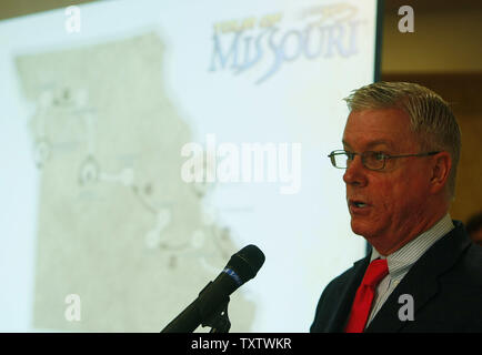 Mo. Lt. Gov. Peter Kinder annuncia la città ospitanti per il 2009 Tour del Missouri Professional corsa di ciclismo, durante una conferenza stampa nella Città di Jefferson, Missouri il 27 gennaio 2009. La terza gara annuale nel mese di settembre avrà inizio a St Louis, vento in tutto lo stato arresto in nove città prima di terminare in Kansas City. (UPI foto/Bill Greenblatt) Foto Stock