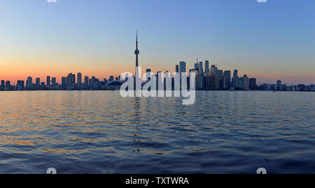 Skyline di Toronto con la mitica Torre CN, Ontario, Canada Foto Stock