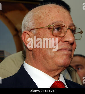 Il primo ministro palestinese Ahmed Qureia assiste il Consiglio legislativo palestinese incontro a ratificare la proposta per il suo gabinetto a Ramallah in Cisgiordania,Novembre 12, 2003. (UPI foto/Debbie Hill) Foto Stock