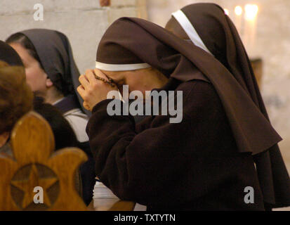 Le Suore pregano per il Papa Giovanni Paolo II, che è morto ieri sera in Vaticano, durante la messa domenicale in St. Catherine con la Cattedrale nella chiesa della Natività di Betlemme, West Bank, Aprile 3, 2005. (UPI foto/Debbie HIll) Foto Stock