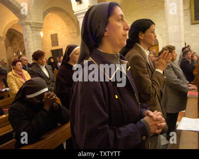 Le Suore pregano per il Papa Giovanni Paolo II, che è morto ieri sera in Vaticano, durante la messa domenicale in St. Catherine con la Cattedrale nella chiesa della Natività di Betlemme, West Bank, Aprile 3, 2005. (UPI foto/Debbie Hill) Foto Stock