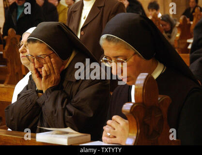 Le Suore pregano per il Papa Giovanni Paolo II, che è morto ieri sera in Vaticano, durante la messa domenicale in St. Catherine con la Cattedrale nella chiesa della Natività di Betlemme, West Bank, Aprile 3, 2005. (UPI foto/Debbie Hill) Foto Stock