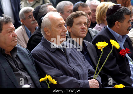 Il vice primo ministro Shimon Peres, centro assiste una cerimonia commemorativa per il compianto Primo Ministro Israeliano Yitzhak Rabin vicino alla sua tomba il Mt. Herzl in Gerusalemme, 4 novembre 2005. La giornata di oggi segna i dieci anni di anniversario di Rabin assasination da un estremista ebraica dopo un raduno di pace a Tel Aviv il 4 novembre 1995. In questione è stato Rabin criterio politico di terra per la pace con i palestinesi. (UPI foto/Debbie Hill) Foto Stock