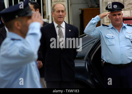 Agente israeliano il primo ministro Ehud Olmert visiti la Polizia Nazionale ha sede in Gerusalemme, 15 marzo 2006. (UPI foto/Debbie Hill) Foto Stock