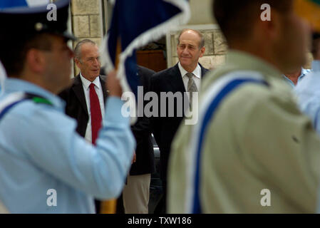 Agente israeliano il primo ministro Ehud Olmert visiti la Polizia Nazionale ha sede in Gerusalemme, 15 marzo 2006. (UPI foto/Debbie Hill) Foto Stock