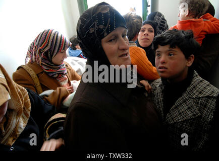 Palestinesi attendere per vedere i medici israeliano con i medici per i Diritti Umani di dare assistenza sanitaria in una clinica mobile a Hebron, West Bank il 10 marzo 2007. (UPI foto/Debbie Hilll) Foto Stock