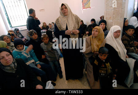 Palestinesi attendere per vedere i medici israeliano con i medici per i Diritti Umani di dare assistenza sanitaria in una clinica mobile a Hebron, West Bank il 10 marzo 2007. (UPI foto/Debbie Hilll) Foto Stock