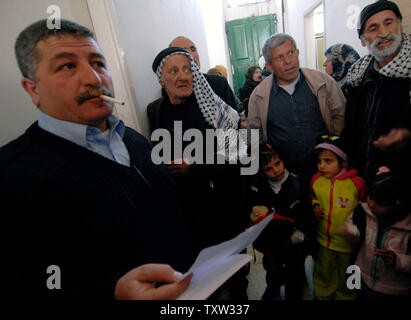 Palestinesi attendere per vedere i medici israeliano con i medici per i Diritti Umani di dare assistenza sanitaria in una clinica mobile a Hebron, West Bank il 10 marzo 2007. (UPI foto/Debbie Hilll) Foto Stock