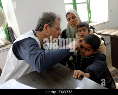 Il Dott. israeliano Daniel Greilsamer da Gerusalemme esamina Hassan palestinese si issa in una clinica mobile istituito da medici per i Diritti Umani a Hebron, West Bank il 10 marzo 2007. (UPI foto/Debbie Hilll) Foto Stock