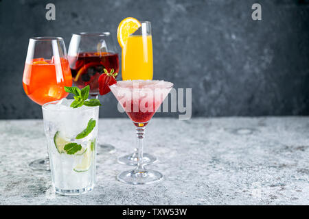 Selezione di rinfrescanti bevande estive - mojito, sangria, mimosa, aperol, martini, sfondo rustico Foto Stock