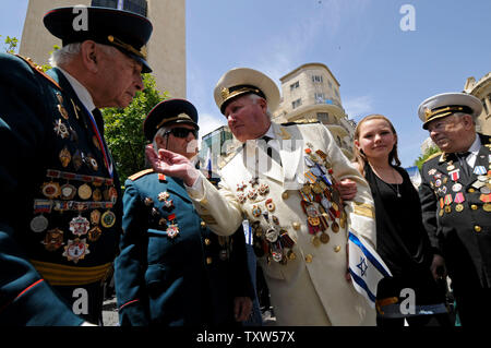 Ebraico russo i veterani della Seconda guerra mondiale a marzo in una vittoria parata del giorno in Gerusalemme dell'anniversario della vittoria degli Alleati sulla Germania nazista, 11 maggio 2008. L'(UPI foto/Debbie Hill) Foto Stock