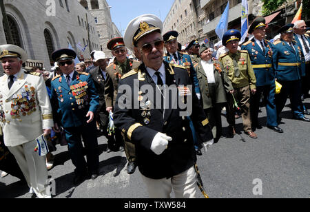 Ebraico russo i veterani della Seconda guerra mondiale a marzo in una vittoria parata del giorno in Gerusalemme dell'anniversario della vittoria degli Alleati sulla Germania nazista, 11 maggio 2008. L'(UPI foto/Debbie Hill) Foto Stock