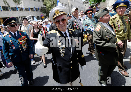 Ebraico russo i veterani della Seconda guerra mondiale a marzo in una vittoria parata del giorno in Gerusalemme dell'anniversario della vittoria degli Alleati sulla Germania nazista, 11 maggio 2008. L'(UPI foto/Debbie Hill) Foto Stock