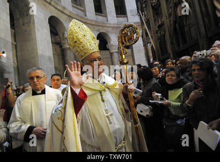 Il Patriarca Latino di Gerusalemme Fouad Twal conduce una processione per la Domenica di Pasqua Santa Messa nella chiesa del Santo Sepolcro nella Città Vecchia di Gerusalemme, 12 aprile 2009. I cristiani credono che la Chiesa del Santo Sepolcro è costruito sopra il luogo dove Gesù Cristo fu crocifisso, sepolto e risorto in Gerusalemme. (UPI foto/Debbie Hill) Foto Stock