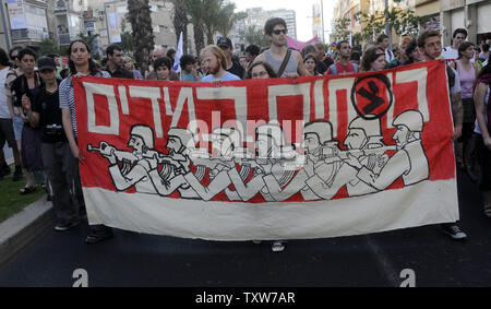 Sinistra israeliana-ala Attivisti di pace portano un banner raffiguranti soldati israeliani che dice "urderers in uniforme" in occasione di una manifestazione di Tel Aviv, Giugno 6, 2009. I manifestanti hanno chiesto la fine dei 42 anni di occupazione israeliana su palestinesi poiché è la vittoria su Egitto, Giordania e Siria nella guerra dei sei giorni. (UPI foto/Debbie Hill) Foto Stock