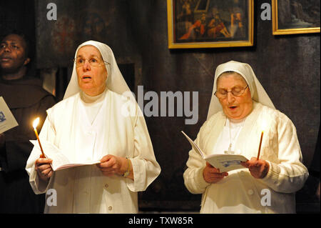 Le suore cattoliche pregano nella grotta nella chiesa della Natività, dove la tradizione crede che Gesù era nato in Betlemme, West Bank, Dicembre 21, 2009. UPI/Debbie Hill Foto Stock