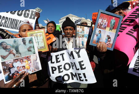 Etiope israeliani tenere le foto di parenti ancora in Etiopia a una dimostrazione al di fuori del Primo Ministro israeliano Benjamin Netanyahu dell'ufficio in Gerusalemme, 10 gennaio 2009. I manifestanti hanno chiesto al governo di fine della politica di discriminazione contro la concessione di immigrazione di ebrei etiopi. Ci sono alcuni 8.700 ebrei etiopi ancora in attesa di immigrare in Israele . UPI/Debbie Hill Foto Stock