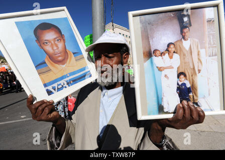 Etiope israeliani tenere le foto di parenti ancora in Etiopia a una dimostrazione al di fuori del Primo Ministro israeliano Benjamin Netanyahu dell'ufficio in Gerusalemme, 10 gennaio 2009. I manifestanti hanno chiesto al governo di fine della politica di discriminazione contro la concessione di immigrazione di ebrei etiopi. Ci sono alcuni 8.700 ebrei etiopi ancora in attesa di immigrare in Israele . UPI/Debbie Hill Foto Stock