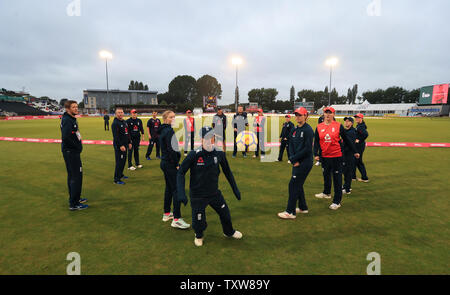 L'Inghilterra donne squadra giocare a calcio sulla frangia con coperchi del passo come giocare è ritardata a causa della pioggia caduta durante la vitalità International T20 corrisponde al Pattonair County Ground, Derby. Foto Stock