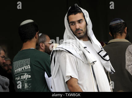 Un colono israeliano assiste una preghiera e protesta rally nel vecchio mercato di Hebron, West Bank, febbraio 25, 2010. Gioventù palestinese ha continuato a scagliare pietre contro soldati israeliani oggi in risposta al Primo Ministro israeliano Benjamin Netanyahu di muoversi per aggiungere la Tomba dei patriarchi per la lista del patrimonio nazionale di siti di inizio settimana. UPI/Debbie Hill Foto Stock