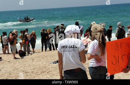 Un israeliano di sinistra attivista israeliano indossa un 'Free Gaza" t-shirt a una protesta vicino a sud del porto israeliano di Ashdod contro il mortale operazione da parte israeliana commandos navale contro gli aiuti Flortilla navi sul modo di Gaza, 31 maggio 2010. Commando israeliano assalto una striscia di Gaza-bound nave aiuto inizio lunedì mattina, uccidendo almeno 10 pro-attivisti palestinesi a bordo. L'aiuto Flortilla navi sono state tentando di raggiungere la striscia di Gaza con aiuti contro il blocco israeliano. UPI/Debbie Hill Foto Stock