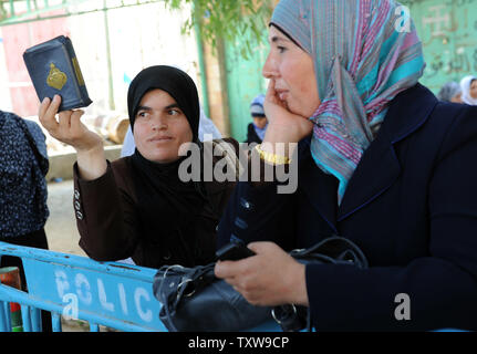 Palestinesi attendere per attraversare il controllo israeliano Betlemme checkpoint sul loro modo di Gerusalemme a pregare presso la Moschea di Al-Aqsa il secondo venerdì di il mese del Ramadan, 20 agosto 2010. UPI/Debbie Hill Foto Stock