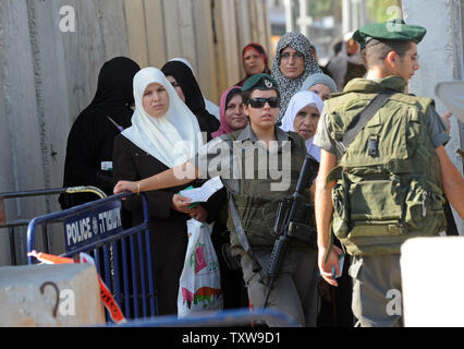 Palestinesi attendere per attraversare il controllo israeliano Betlemme checkpoint sul loro modo di Gerusalemme a pregare presso la Moschea di Al-Aqsa il secondo venerdì di il mese del Ramadan, 20 agosto 2010. UPI/Debbie Hill Foto Stock