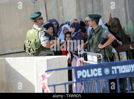 Palestinesi attendere per attraversare il controllo israeliano Betlemme checkpoint sul loro modo di Gerusalemme a pregare presso la Moschea di Al-Aqsa il secondo venerdì di il mese del Ramadan, 20 agosto 2010. UPI/Debbie Hill Foto Stock