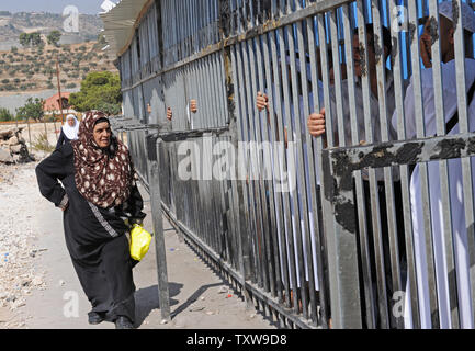 Palestinesi attendere per attraversare il controllo israeliano Betlemme checkpoint sul loro modo di Gerusalemme a pregare presso la Moschea di Al-Aqsa il secondo venerdì di il mese del Ramadan, 20 agosto 2010. UPI/Debbie Hill Foto Stock