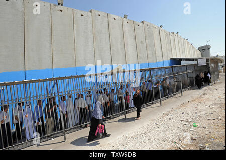 Palestinesi attendere per attraversare il controllo israeliano Betlemme checkpoint sul loro modo di Gerusalemme a pregare presso la Moschea di Al-Aqsa il secondo venerdì di il mese del Ramadan, 20 agosto 2010. UPI/Debbie Hill Foto Stock