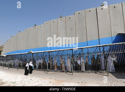 Palestinesi attendere per attraversare il controllo israeliano Betlemme checkpoint sul loro modo di Gerusalemme a pregare presso la Moschea di Al-Aqsa il secondo venerdì di il mese del Ramadan, 20 agosto 2010. UPI/Debbie Hill Foto Stock