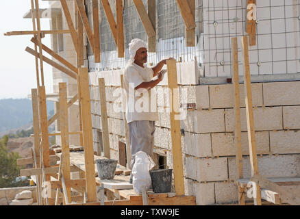 Un lavoratore palestinese costruisce nuovi carter israeliano del GIV a Ze'ev insediamento fuori Gerusalemme, 21 settembre 2010. Il presidente palestinese Mahmoud Abbas ha detto i negoziati con gli israeliani si arresta se il Primo Ministro israeliano Benjamin Netanyahu non estendono il periodo di dieci mesi West Bank Settlement freeze di costruzione che scade il 26 settembre. UPI/Debbie Hill Foto Stock