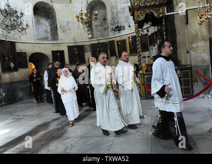 I sacerdoti cattolici e nun a piedi in una processione nella chiesa della Natività, dove la tradizione crede che Gesù Cristo è nato nella città biblica di Betlemme, West Bank, Dicembre 20, 2010. UPI/Debbie Hill Foto Stock