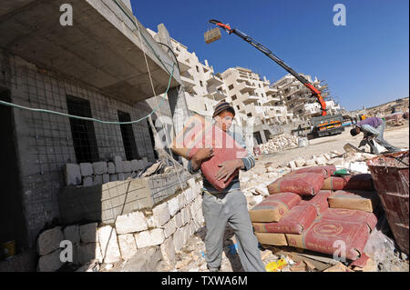 Costruzione palestinese lavoratori costruire il nuovo alloggiamento ebraica nell'insediamento israeliano Har Homa nella West Bank, Dicembre 28, 2010. Più di 35.000 operai palestinesi sono impiegati la costruzione di nuove case negli insediamenti israeliani in Cisgiordania. UPI/Debbie Hill Foto Stock