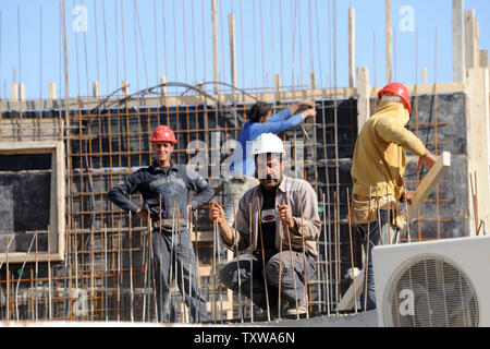 Costruzione palestinese lavoratori costruire il nuovo alloggiamento ebraica nell'insediamento israeliano Har Homa nella West Bank, Dicembre 28, 2010. Più di 35.000 operai palestinesi sono impiegati la costruzione di nuove case negli insediamenti israeliani in Cisgiordania. UPI/Debbie Hill Foto Stock