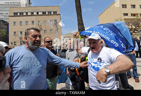 Destra israeliana-wing manifestanti gridare "traditori" israeliani gli intellettuali e gli artisti durante un rally annunciando il loro sostegno alla dichiarazione di uno Stato palestinese, lungo le frontiere del 1967, a Tel Aviv, Israele, 21 aprile 2011. Il rally è stato tenuto al di fuori del Padiglione Israeliano di indipendenza in cui Israele il primo Primo Ministro David Ben Gurion leggere Israele la dichiarazione di indipendenza. UPI/Debbie Hill Foto Stock