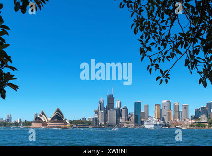 Skyline di Sydney. La Opera House di Sydney e il quartiere centrale degli affari di Kirribilli, Sydney, Australia Foto Stock