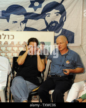 Aviva e Noam Shalit, genitori catturati al soldato israeliano Gilad Shalit, il cui ritratto appeso in background, sedersi in una protesta tenda istituito al di fuori del Primo Ministro israeliano Benjamin Netanyahu ha la residenza in Gerusalemme, 11 ottobre 2011. Israele e Hamas hanno raggiunto un accordo per liberare Shalit, detenute da Hamas-legato militanti nella Striscia di Gaza dal Giugno 25, 2006, in cambio di un migliaio di prigionieri palestinesi, funzionari su entrambi i lati di dire. UPI/Debbie Hill Foto Stock