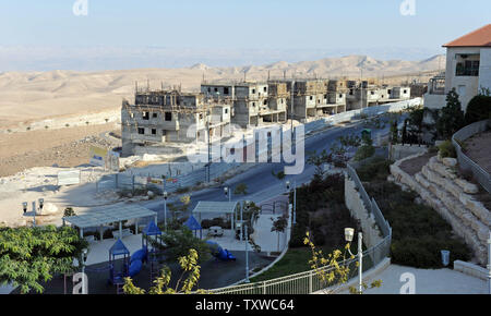 Una panoramica di nuove case ebraiche essendo costruito nell'insediamento israeliano Ma'ale Adumim in Cisgiordania, al di fuori di Gerusalemme, 2 novembre 2011. Il Primo Ministro israeliano Benjamin Netanyahu ha annunciato martedì che ha ordinato la accelerazione di 2.000 nuovi alloggi per gli israeliani nelle zone intorno a Gerusalemme Est. UPI/Debbie Hill Foto Stock