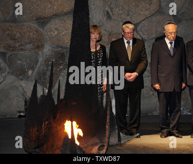 L-R: Presidente tedesco Joachim Gauck e il presidente israeliano Shimon Peres pausa durante una cerimonia commemorativa nella sala del ricordo presso lo Yad Vashem Holocaust Museum di Gerusalemme, 29 maggio 2012. UPI/Debbie Hill Foto Stock