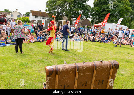 James il buffone da Chester mentre sta eseguendo al 2019 Lymm storica giornata di trasporto Foto Stock
